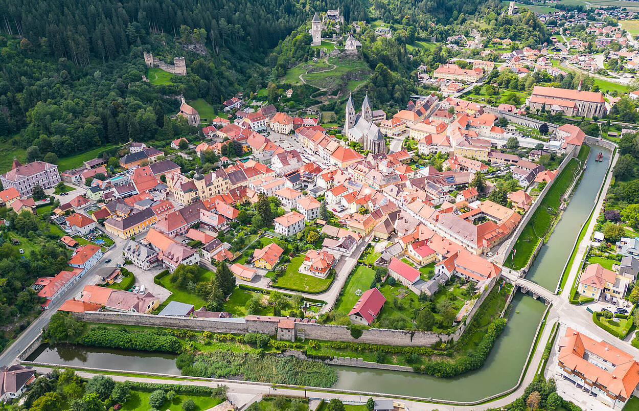 Luftaufnahme der Burgenstadt Friesach in Kärnten