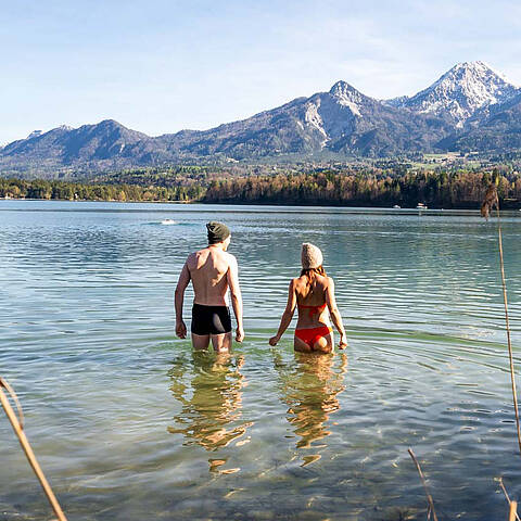 Frau und Mann beim Kaltbaden am Faaker See - Herbstbadeplätze