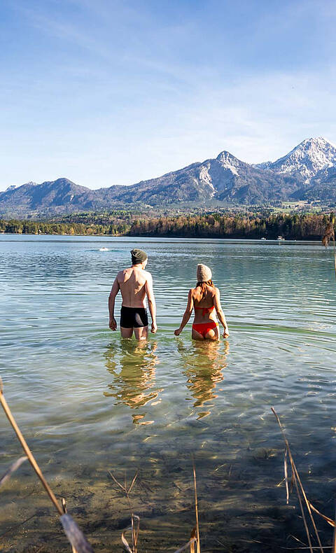 Frau und Mann beim Kaltbaden am Faaker See - Herbstbadeplätze